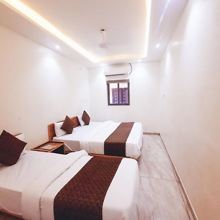 Hotel Nova Pride Rajkot Buitenkant foto