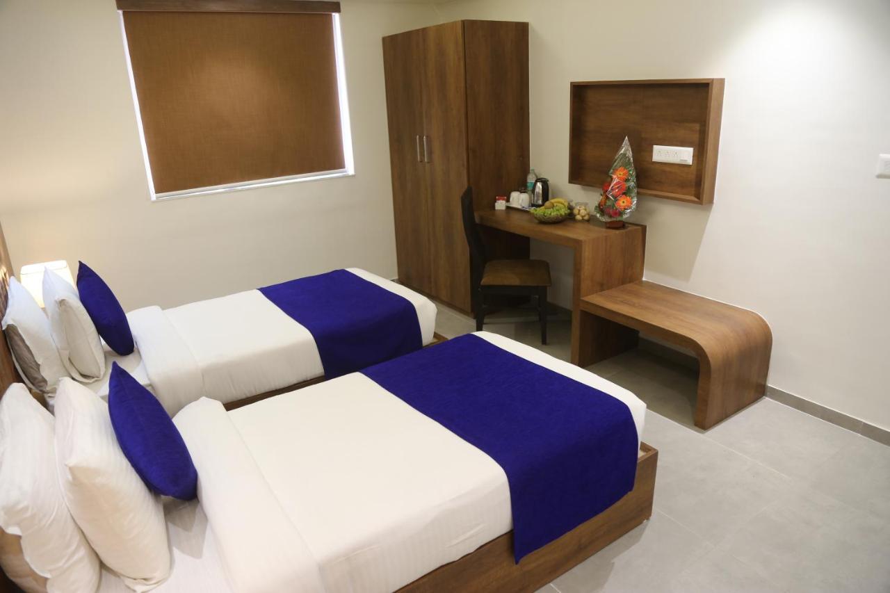 Hotel Nova Pride Rajkot Buitenkant foto