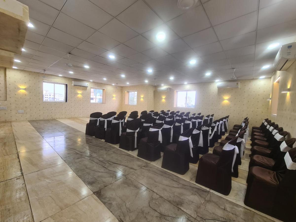 Hotel Nova Pride Rajkot Buitenkant foto