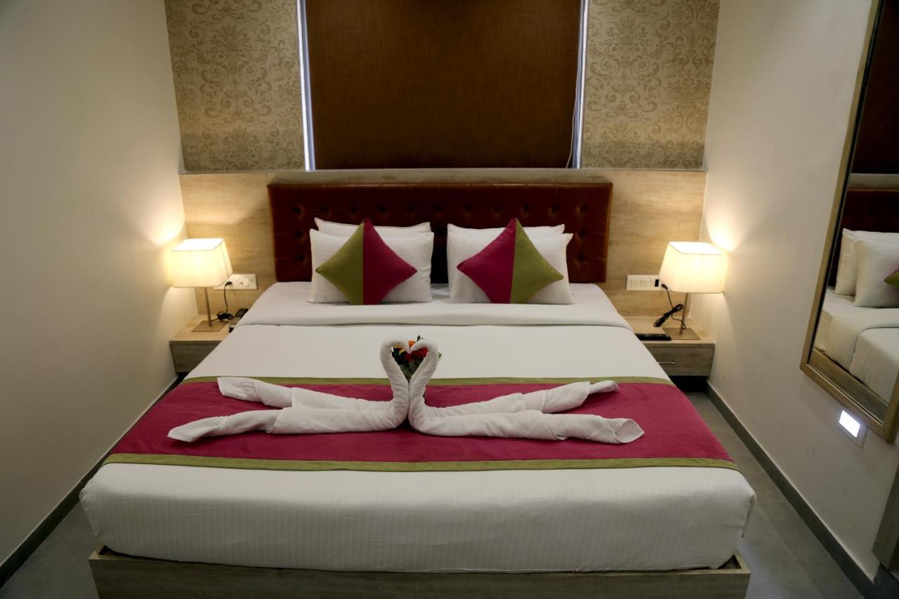Hotel Nova Pride Rajkot Buitenkant foto