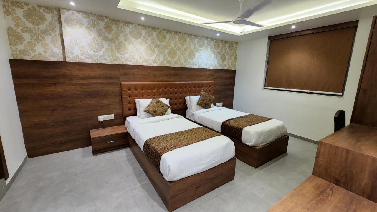 Hotel Nova Pride Rajkot Buitenkant foto