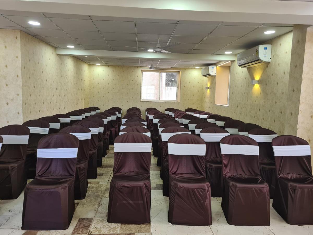 Hotel Nova Pride Rajkot Buitenkant foto
