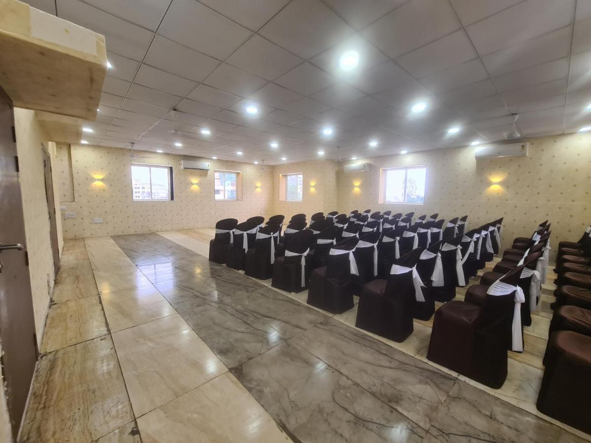 Hotel Nova Pride Rajkot Buitenkant foto