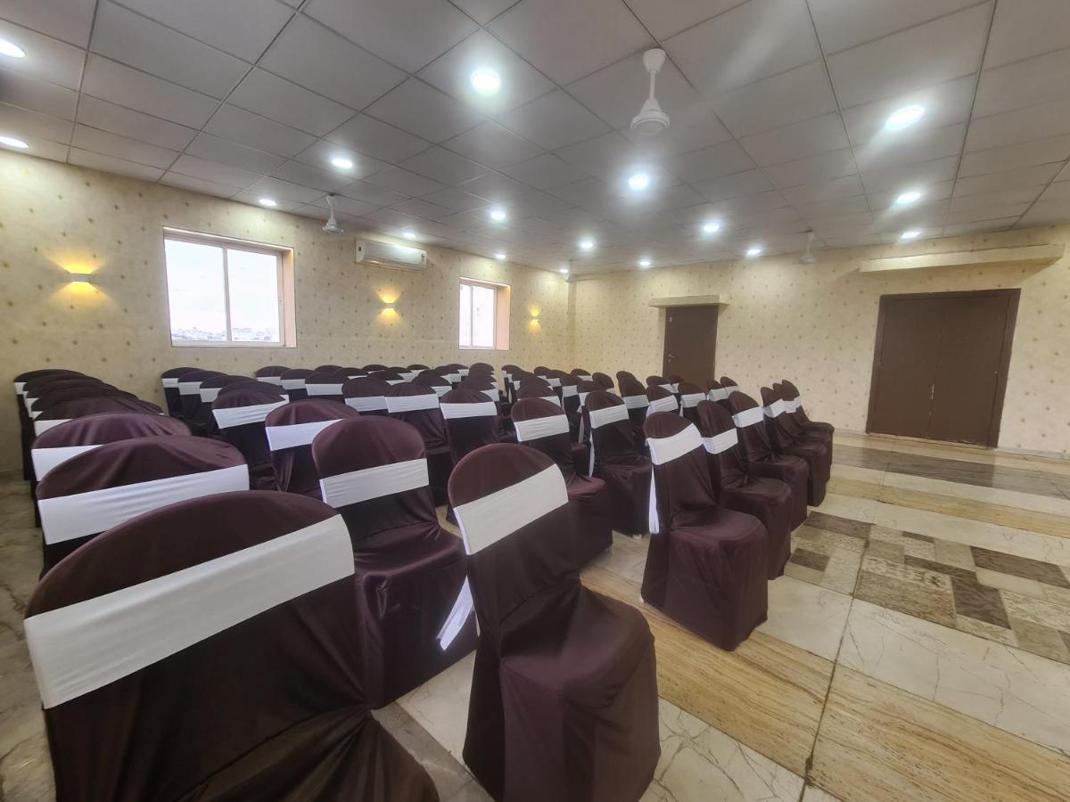 Hotel Nova Pride Rajkot Buitenkant foto