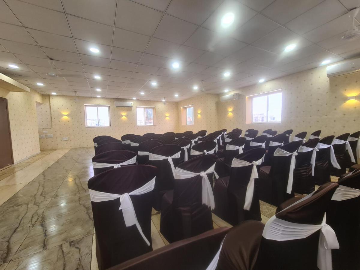Hotel Nova Pride Rajkot Buitenkant foto
