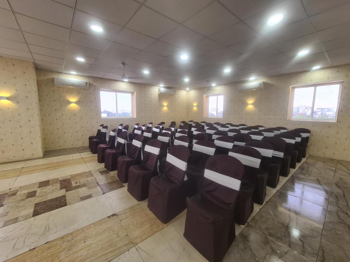 Hotel Nova Pride Rajkot Buitenkant foto