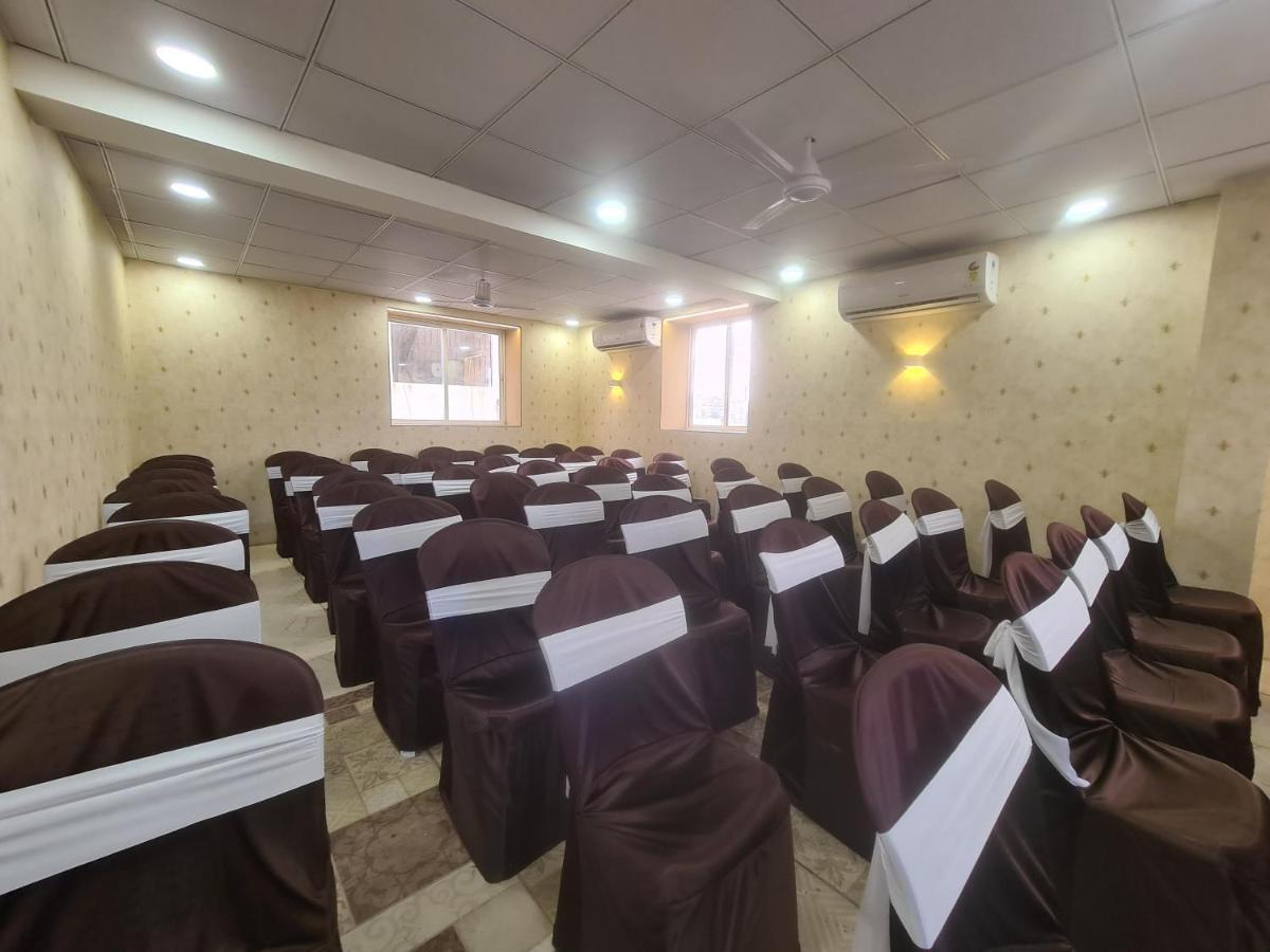 Hotel Nova Pride Rajkot Buitenkant foto
