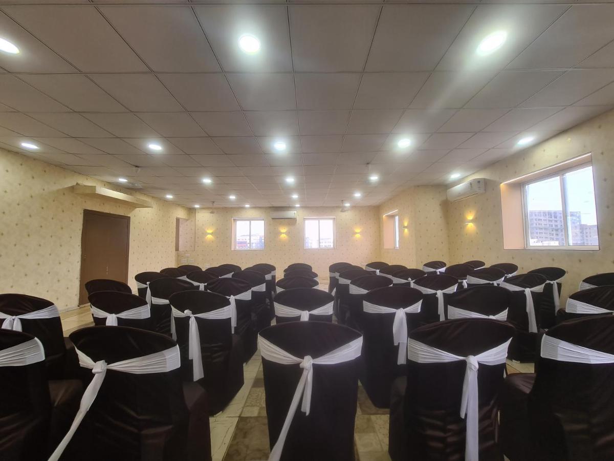 Hotel Nova Pride Rajkot Buitenkant foto