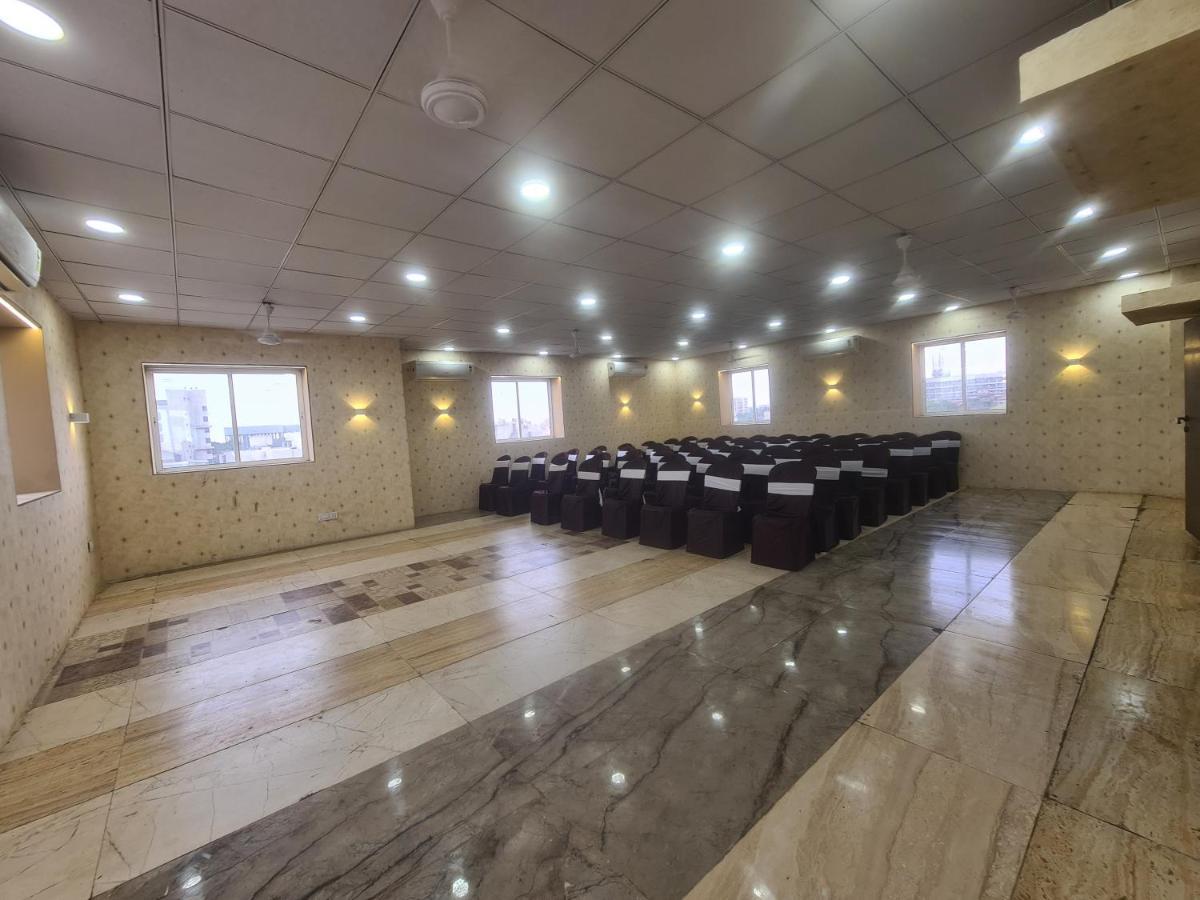 Hotel Nova Pride Rajkot Buitenkant foto