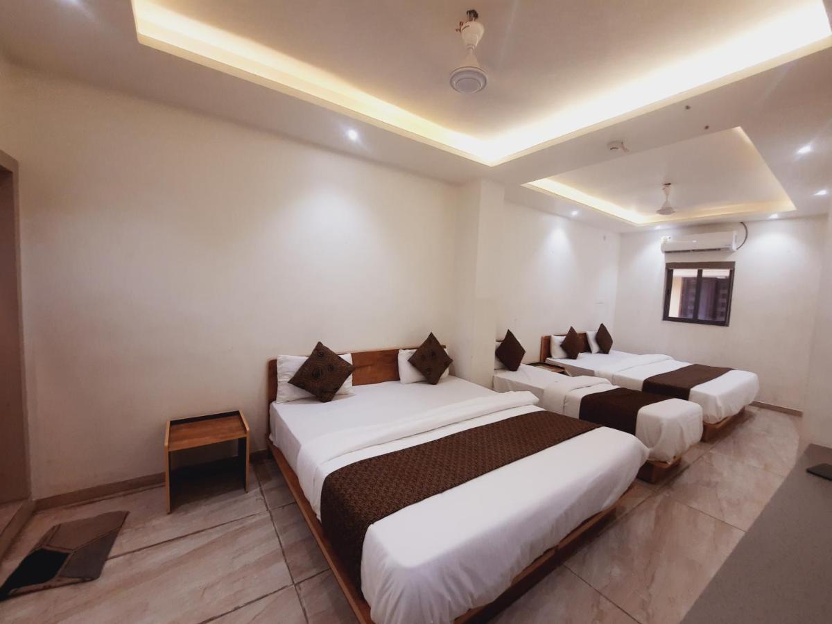 Hotel Nova Pride Rajkot Buitenkant foto