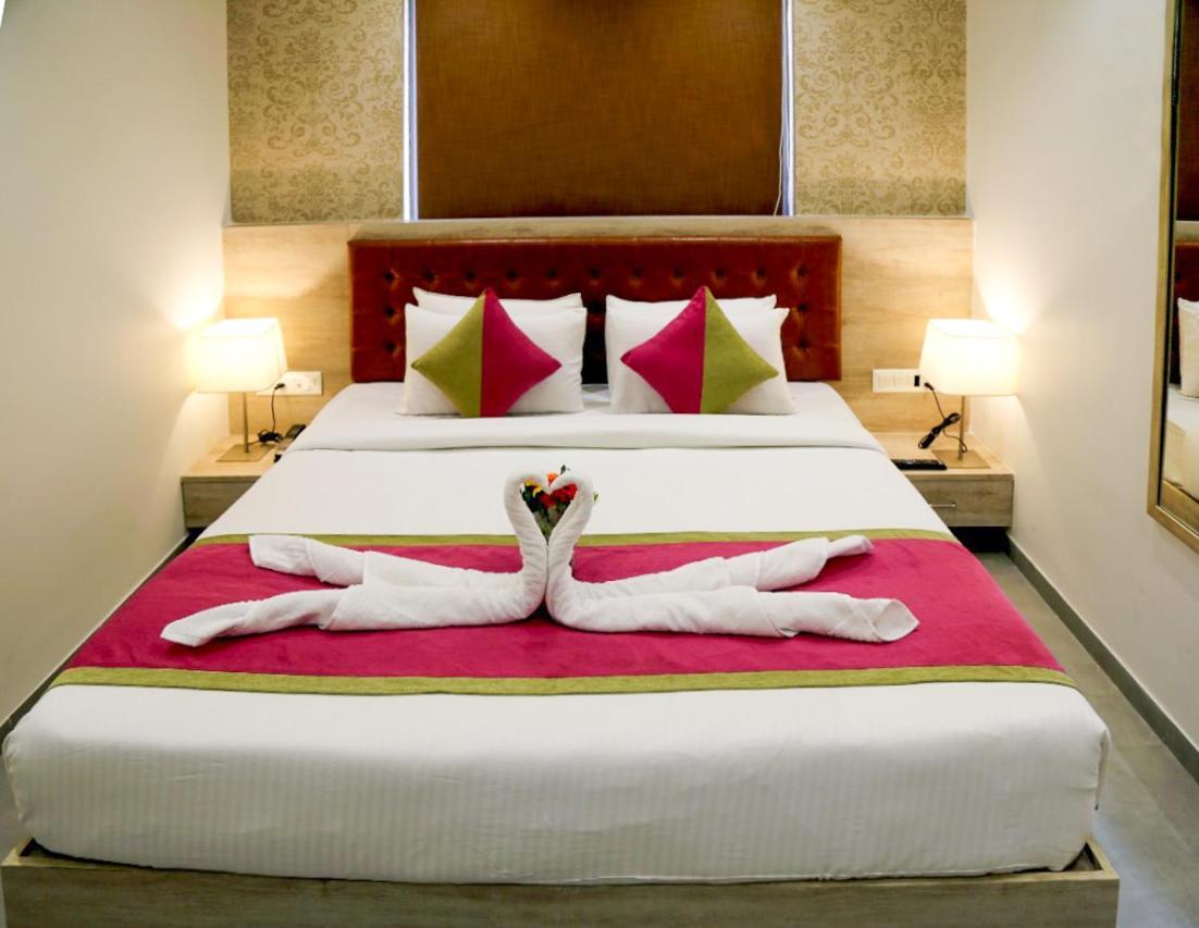Hotel Nova Pride Rajkot Buitenkant foto