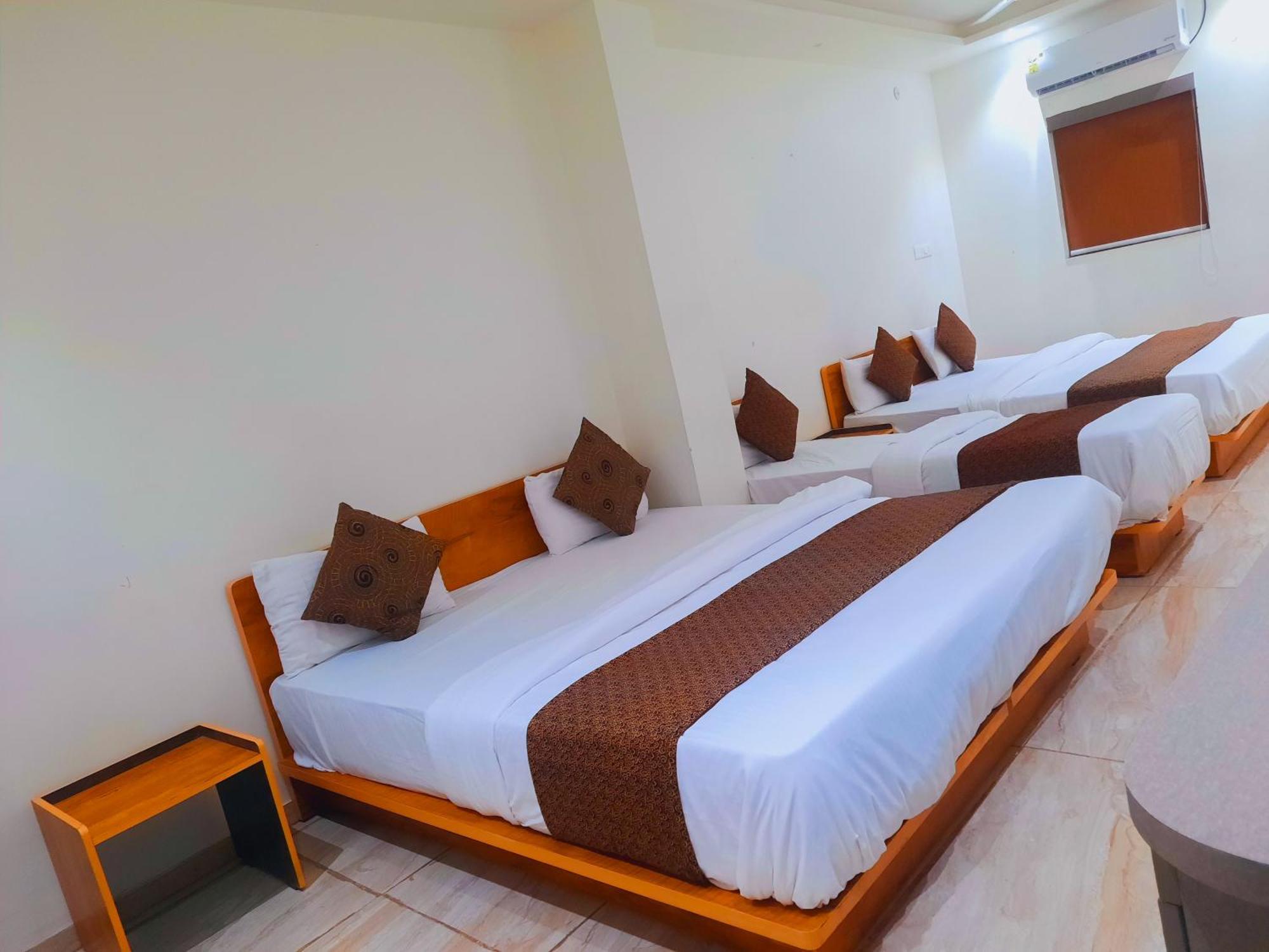 Hotel Nova Pride Rajkot Buitenkant foto