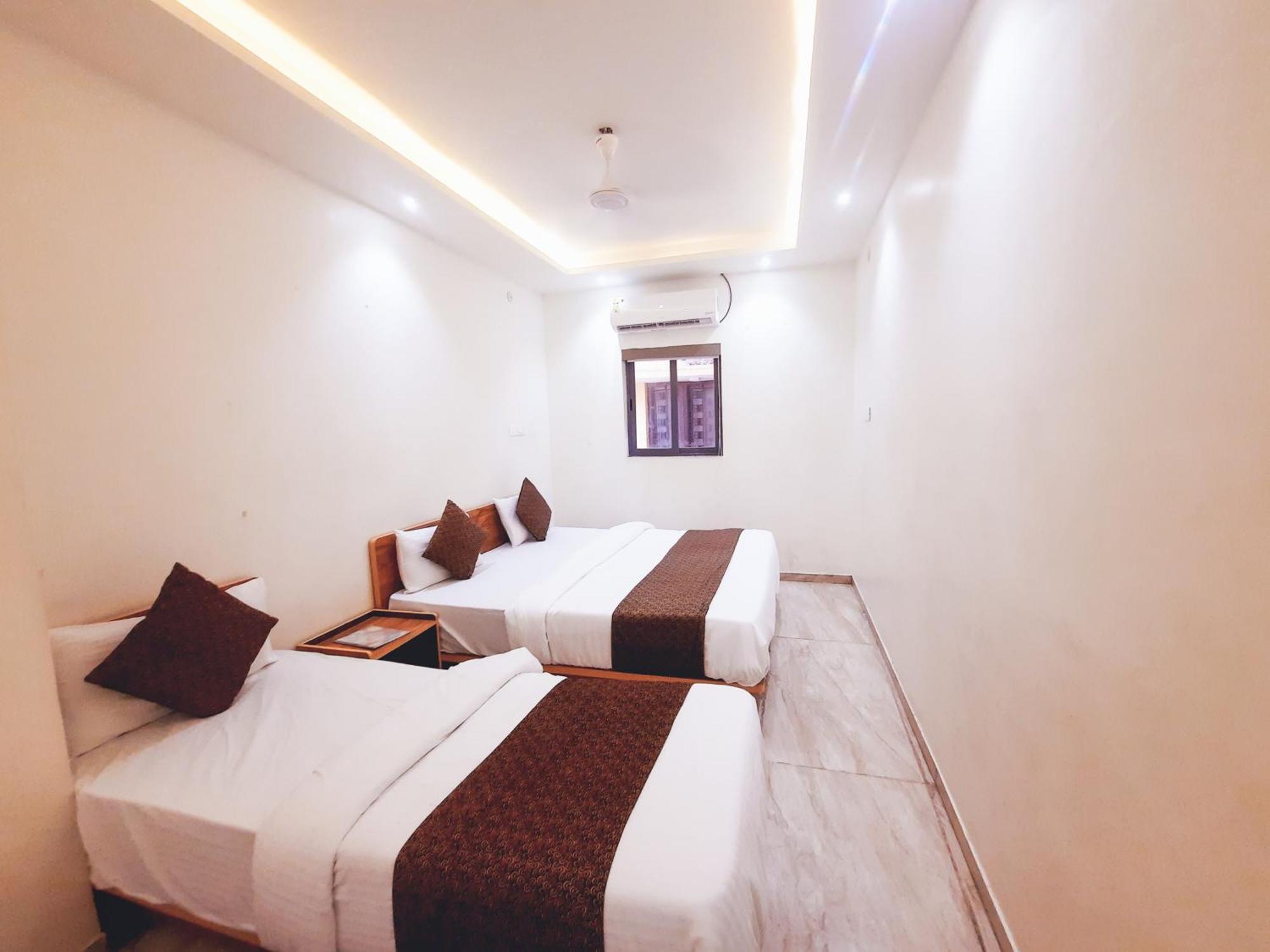 Hotel Nova Pride Rajkot Buitenkant foto