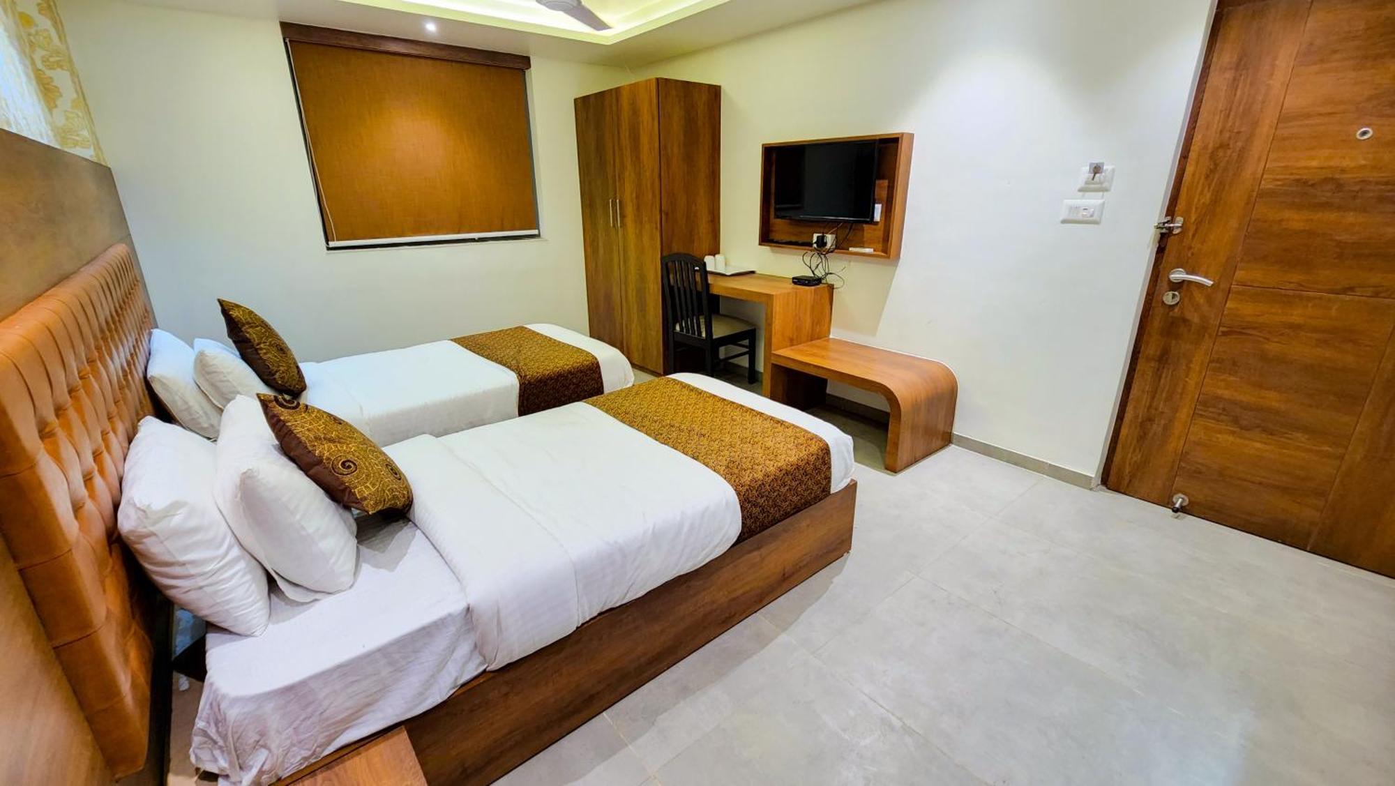 Hotel Nova Pride Rajkot Buitenkant foto