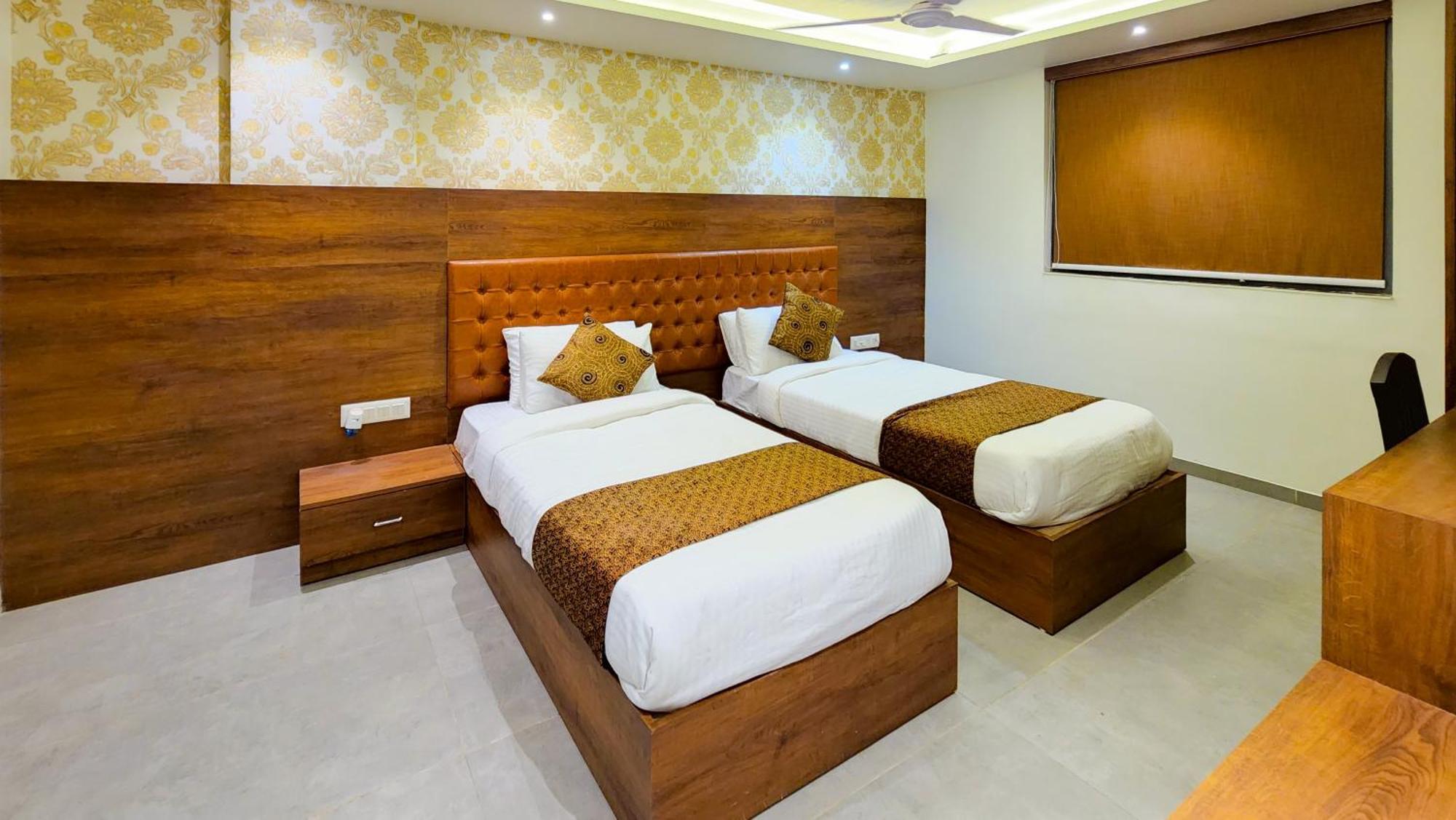 Hotel Nova Pride Rajkot Buitenkant foto