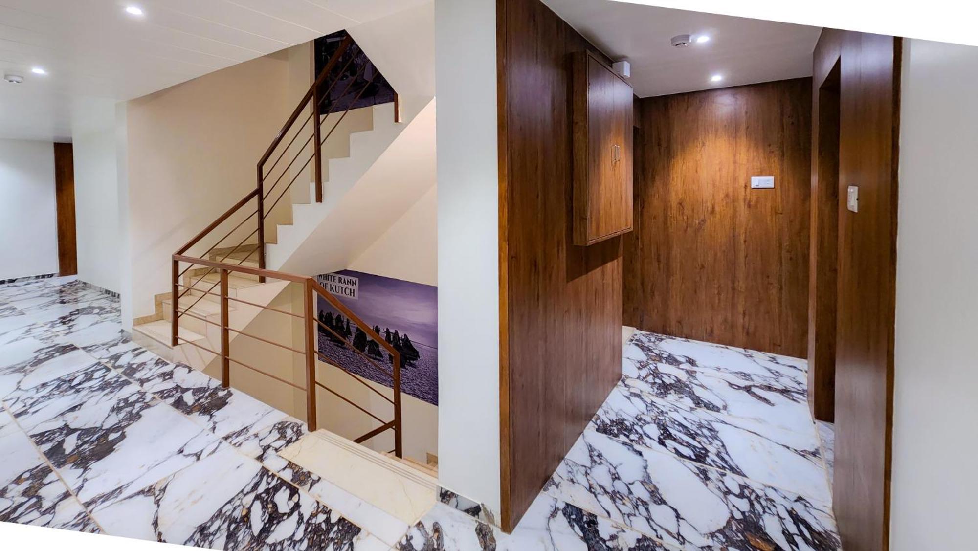 Hotel Nova Pride Rajkot Buitenkant foto