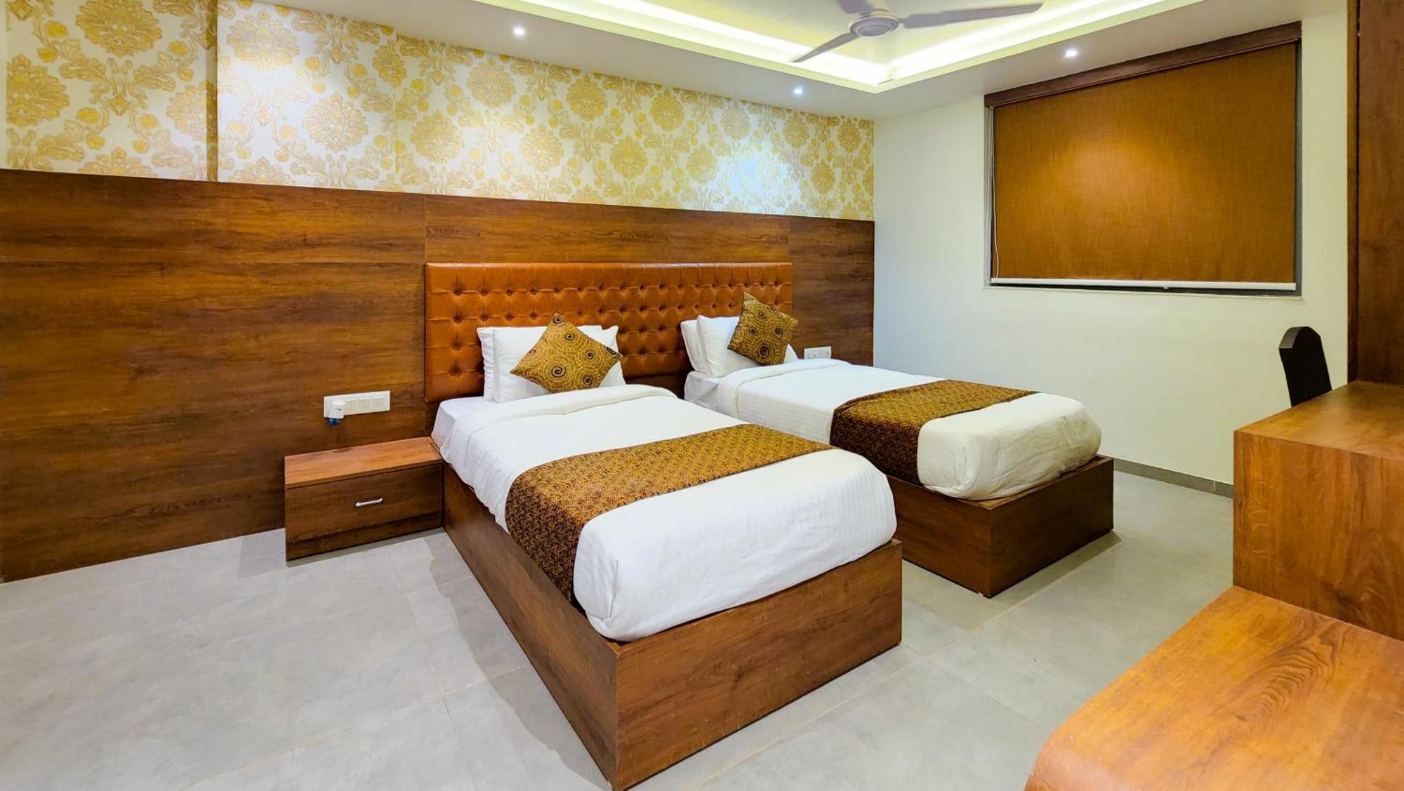 Hotel Nova Pride Rajkot Buitenkant foto