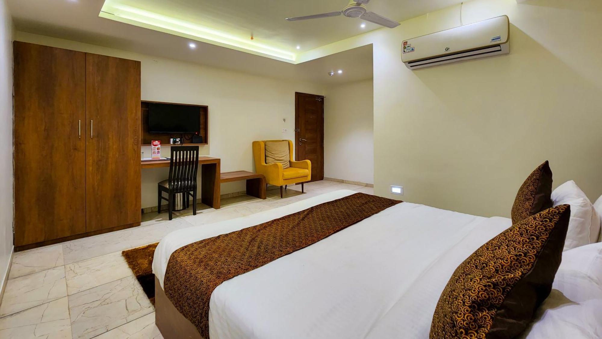 Hotel Nova Pride Rajkot Buitenkant foto