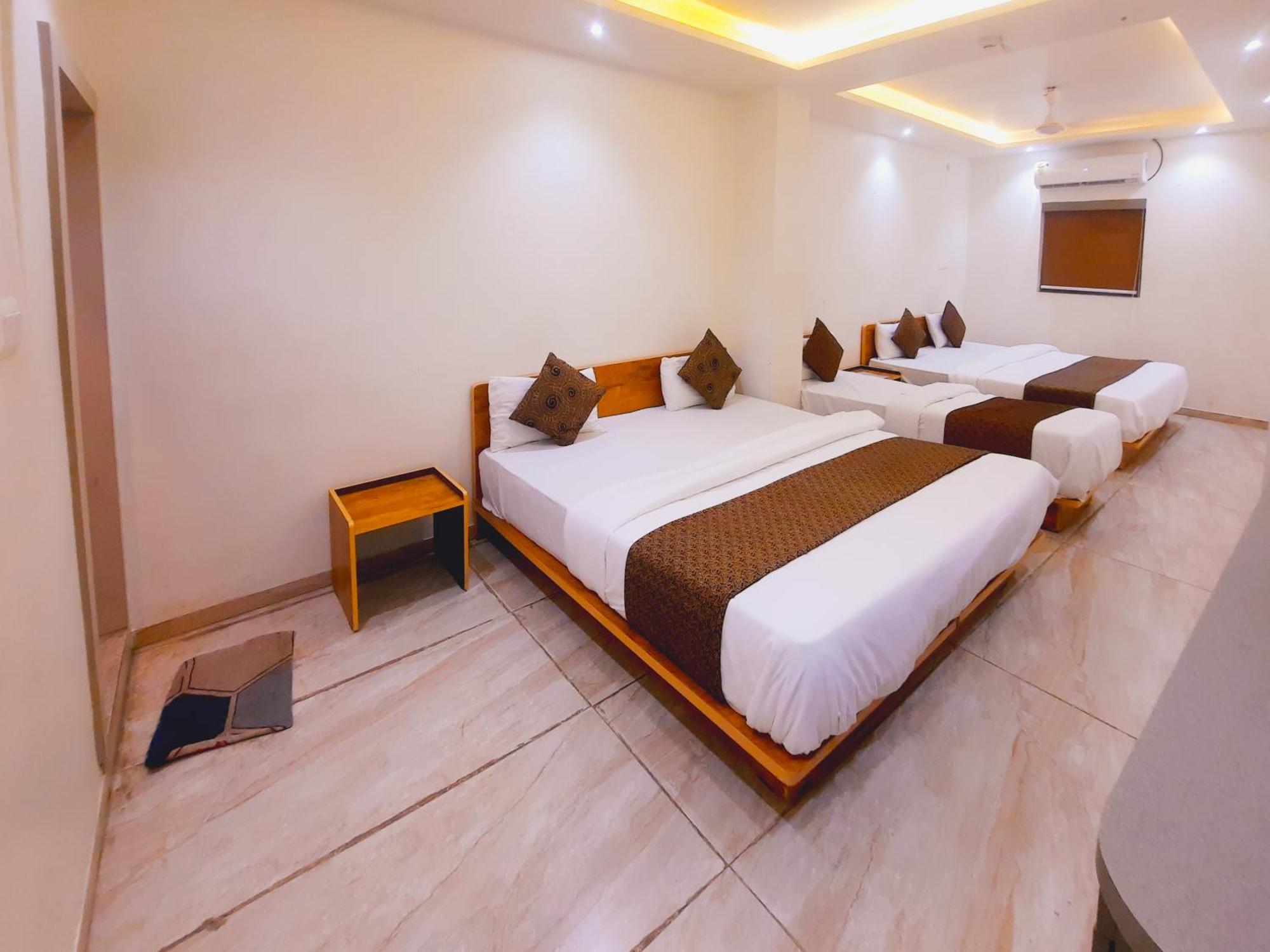 Hotel Nova Pride Rajkot Buitenkant foto