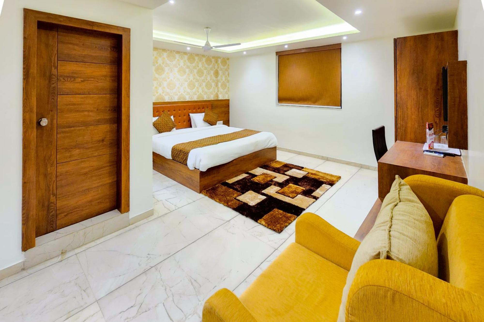 Hotel Nova Pride Rajkot Buitenkant foto