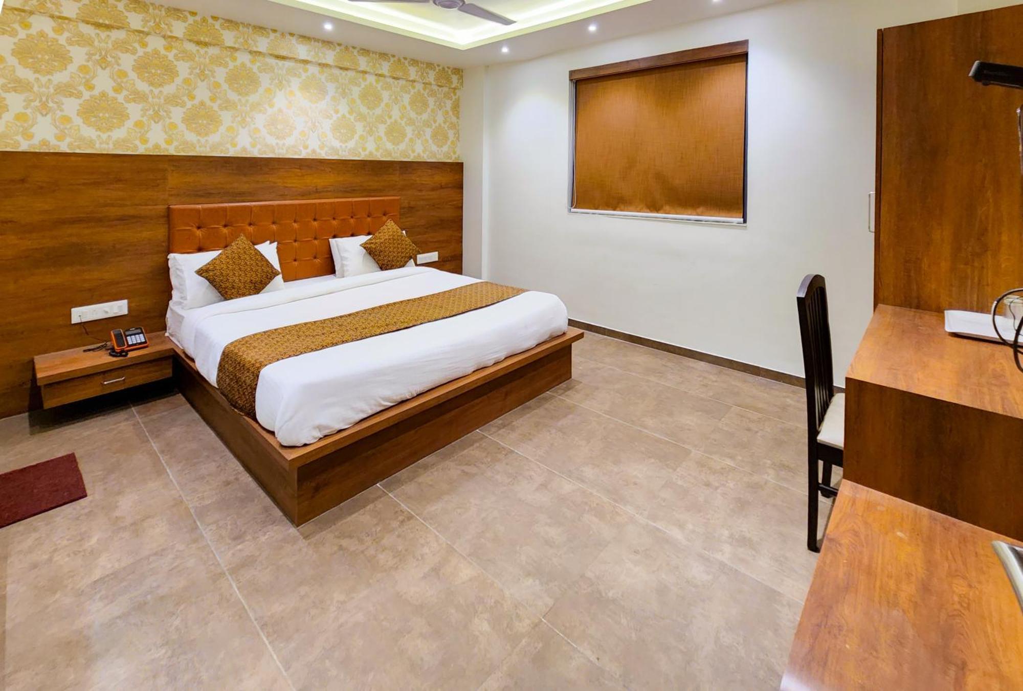 Hotel Nova Pride Rajkot Buitenkant foto