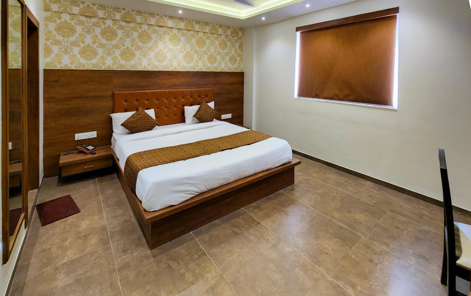 Hotel Nova Pride Rajkot Buitenkant foto