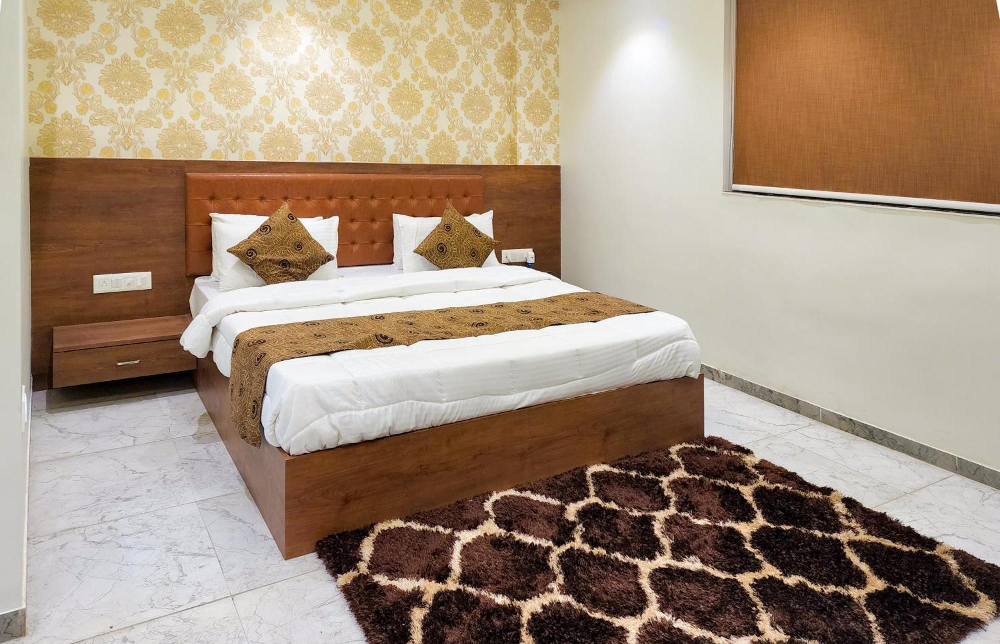 Hotel Nova Pride Rajkot Buitenkant foto