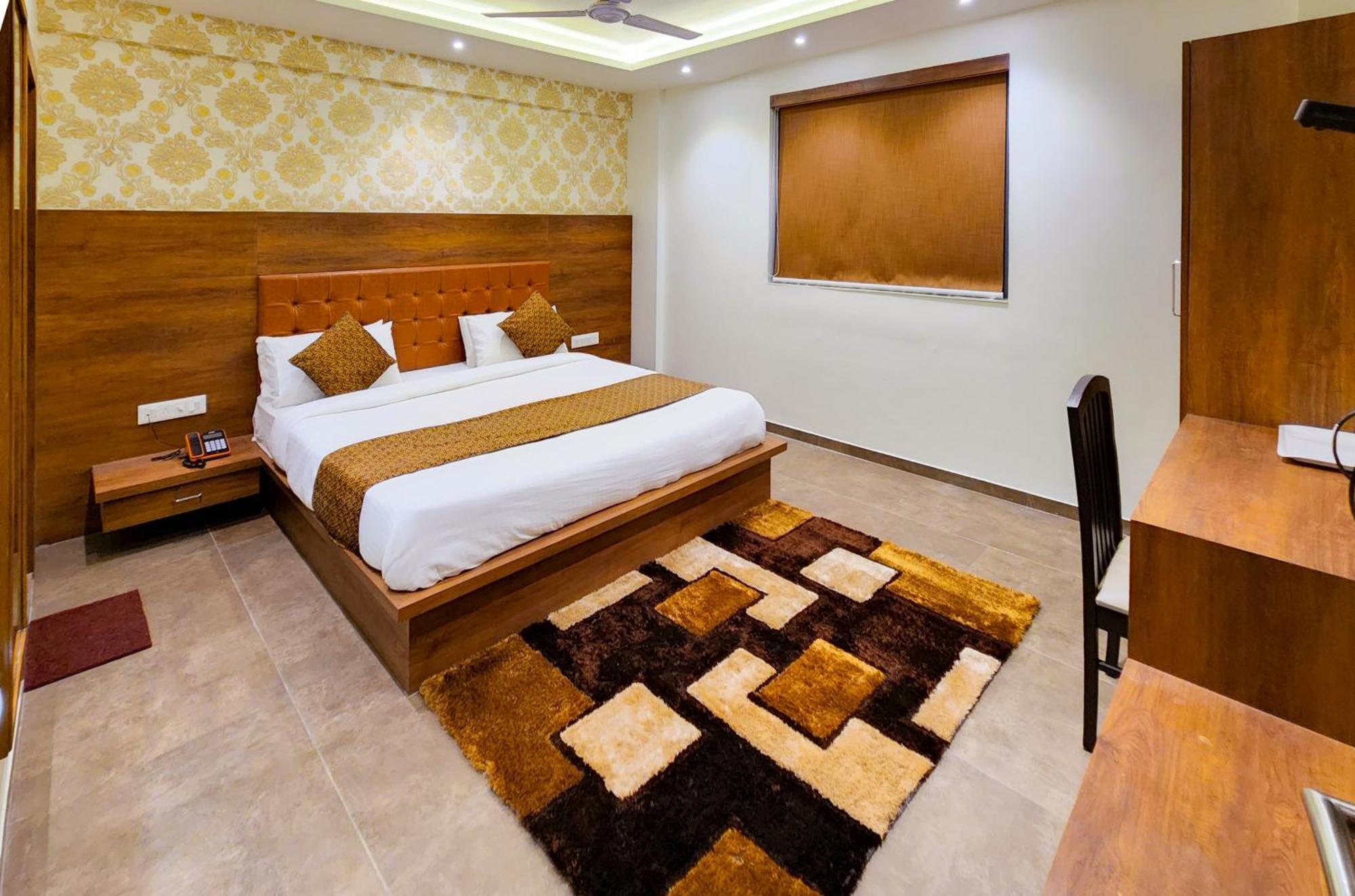 Hotel Nova Pride Rajkot Buitenkant foto